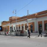A sinistra del corpo principale, gli edifici adiacenti al Ferrhotel avevano un tetto a falde, sostituito da una normale terrazza. In quei locali si immagazzinavano tutti i colli che finivano sui treni merci e c�erano anche dei luoghi di sosta per i viaggiatori